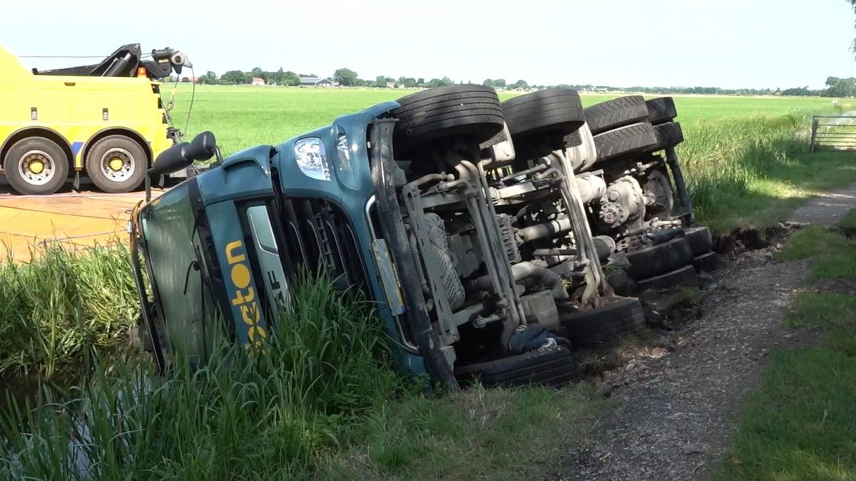 Betonwagen ligt al vijf dagen in boerensloot, wordt later geborgen: 'Gaat een keer fout'