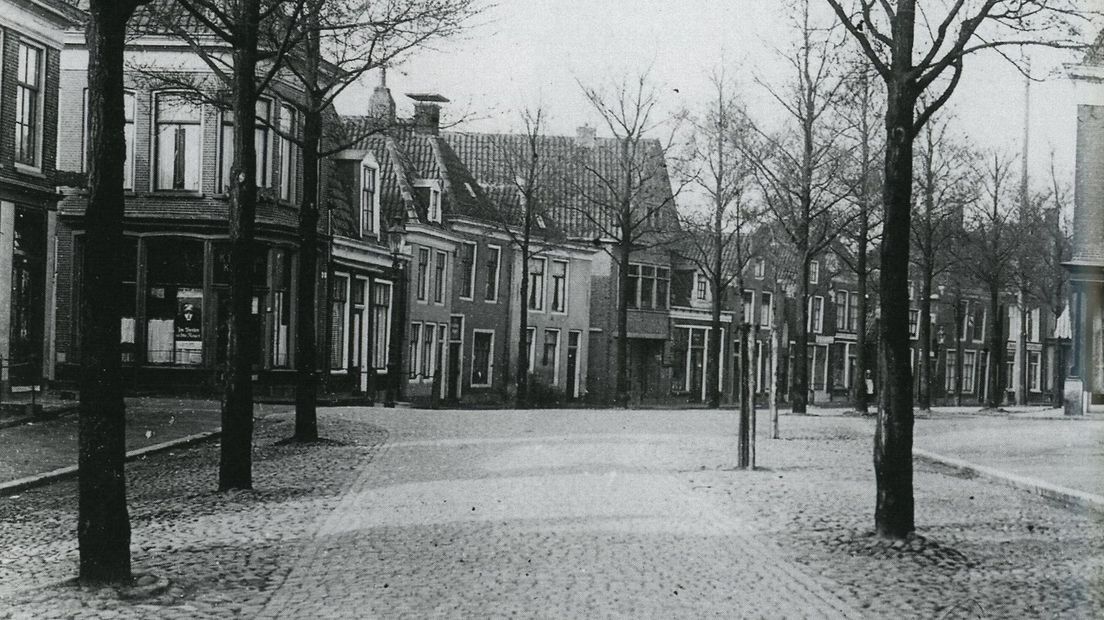 De Heiligeweg om 1930 hinne, it hege puntdak yn 'e midden is nûmer 28a