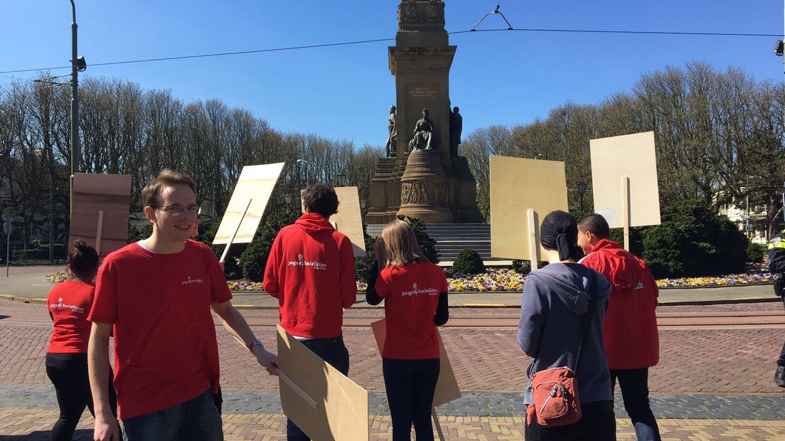 Tegen-demonstratie op Plein 1813 in Den Haag.