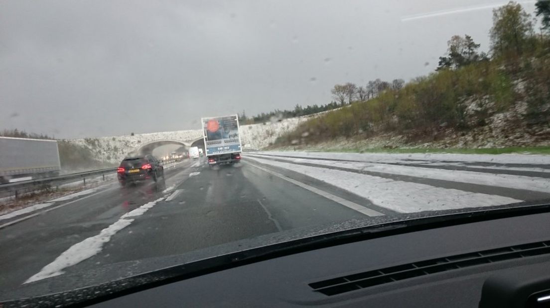 Hagelbuien hebben woensdagmiddag het verkeer op de A1 ontregeld. Weggebruikers hadden er vooral last van tussen Barneveld en Amersfoort.