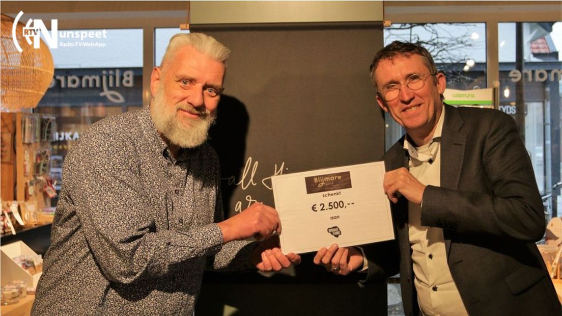 Frits Rouvoet (links) van Bright Fame neemt de cheque aan.