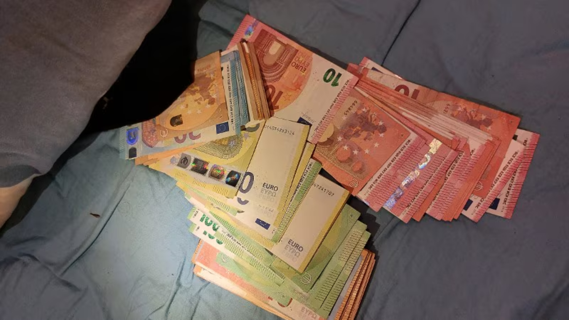 In boodschappentassen zijn contant geld en drug gevonden.