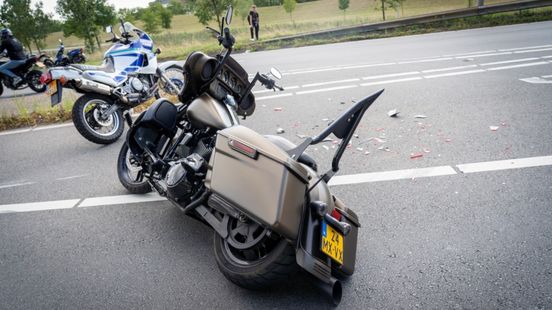 Man en meisje op motor gewond na botsing met auto. Man en meisje op motor gewond na botsing met auto.