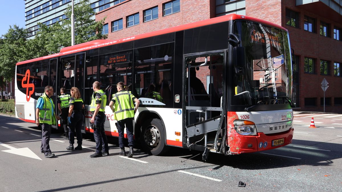 Ongeluk met auto en stadsbus in Amersfoort