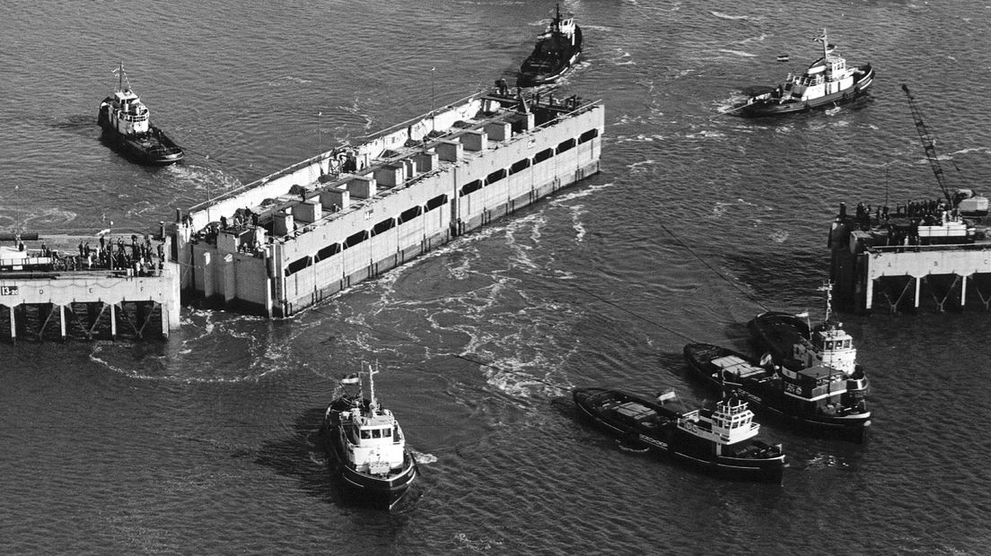 Vandaag in 1969 wordt het laatste caisson ingevaren, waarmee de Lauwerszee wordt afgesloten.