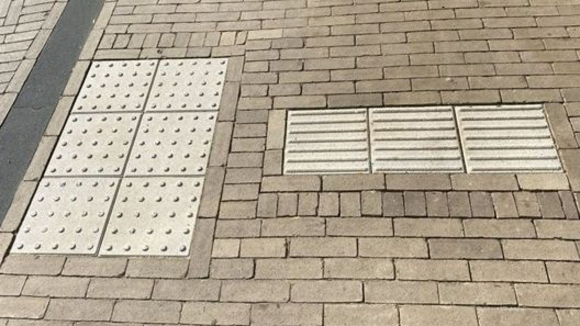 Oversteekplekken in Dinxperlo centrum zijn nu beter toegankelijk voor slechtzienden.