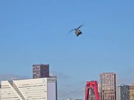 Een Rotterdammer filmde de Chinook boven de Nieuwe Maas.