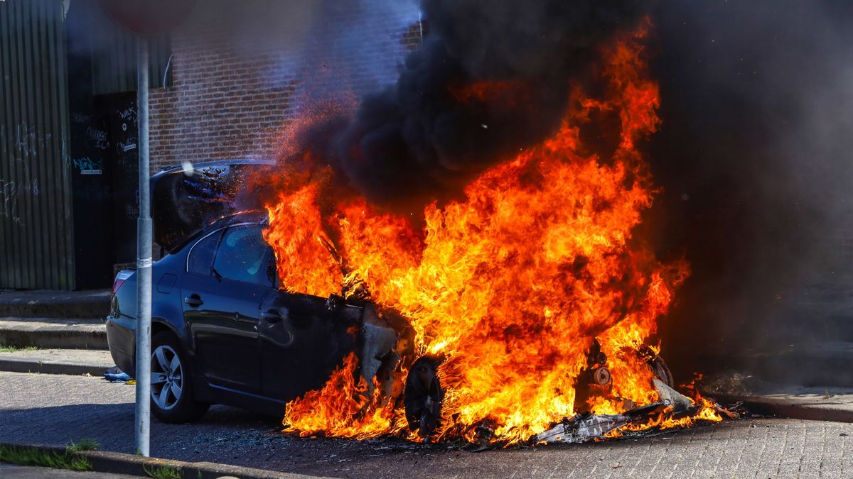 Auto in brand in Drachten | Treinen rijden weer