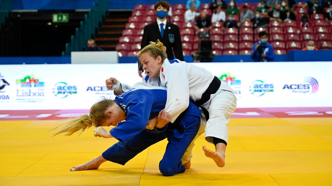 Kim Polling (in het blauw) in actie tijdens het EK judo in Lissabon vorige maand