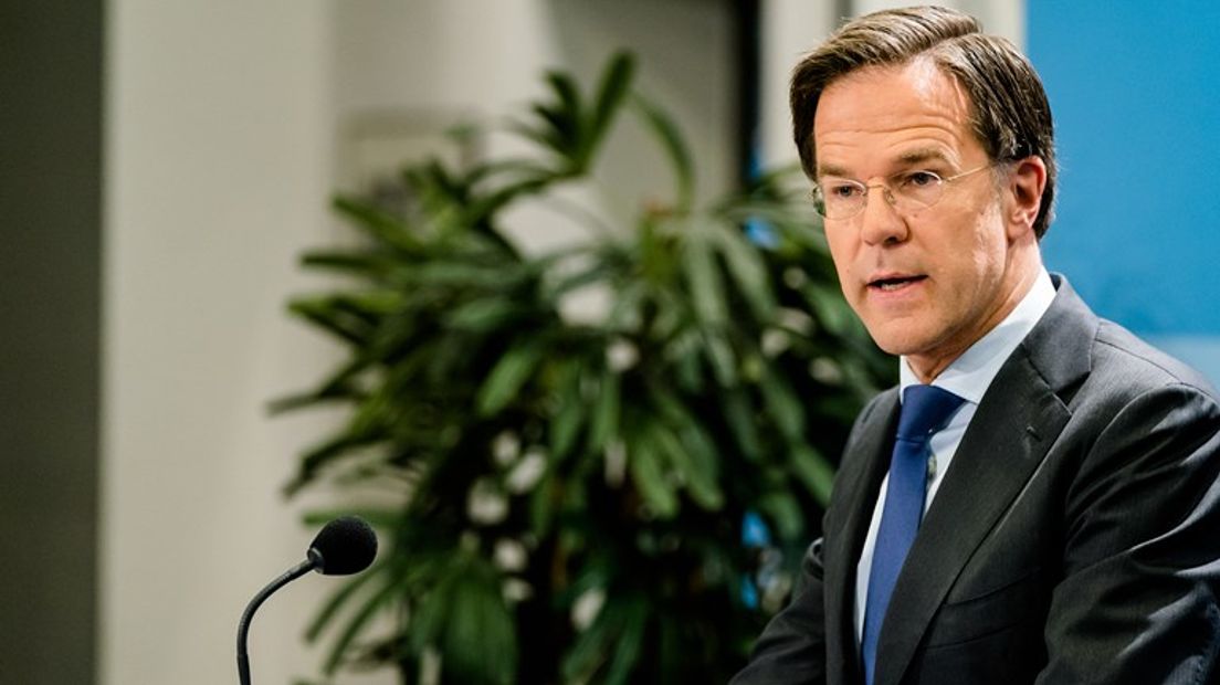 Premier Rutte praat ons bij over de coronamaatregelen.