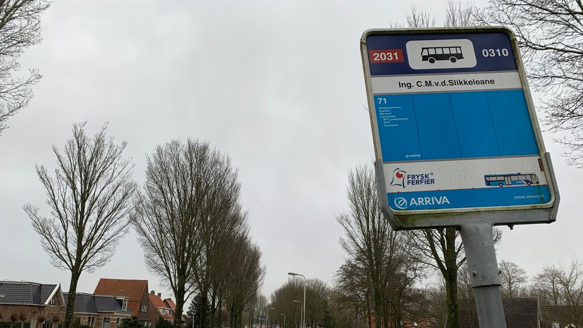 Ferdwynt de bus wer út it doarp yn de gemeente Waadhoeke?