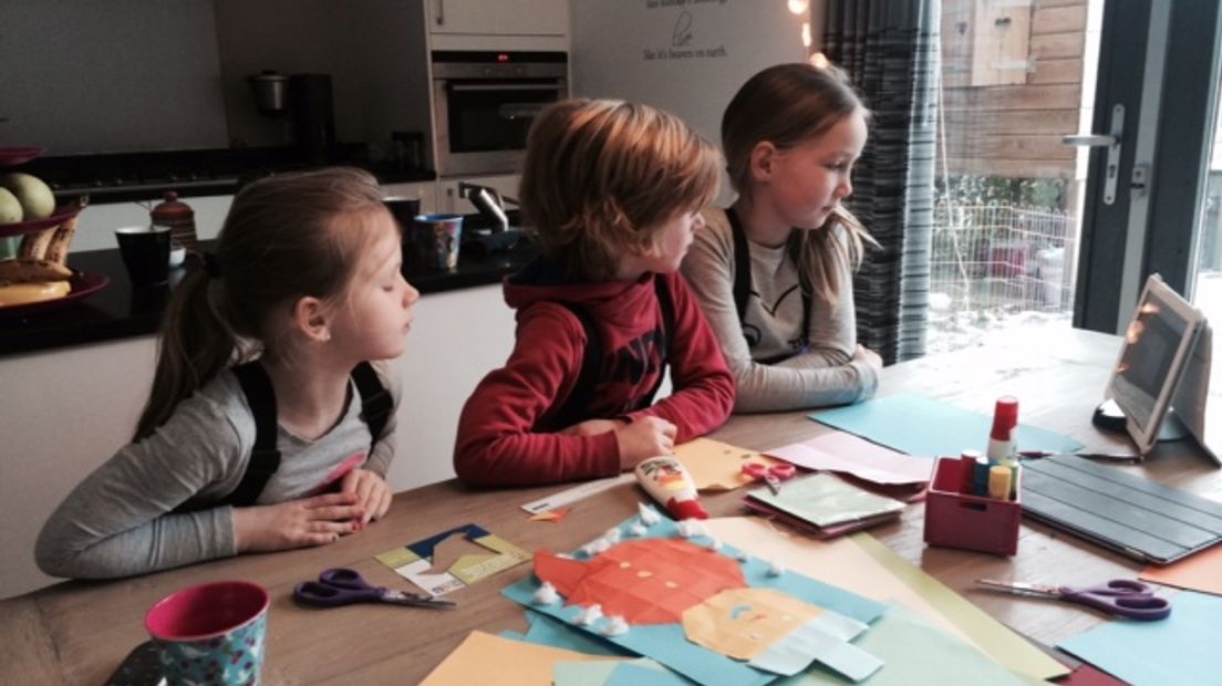 Leerlingen van OBS De Rietzanger volgen een Engelse les op een iPad (Rechten: RTV Drenthe / Ilona van Veen)