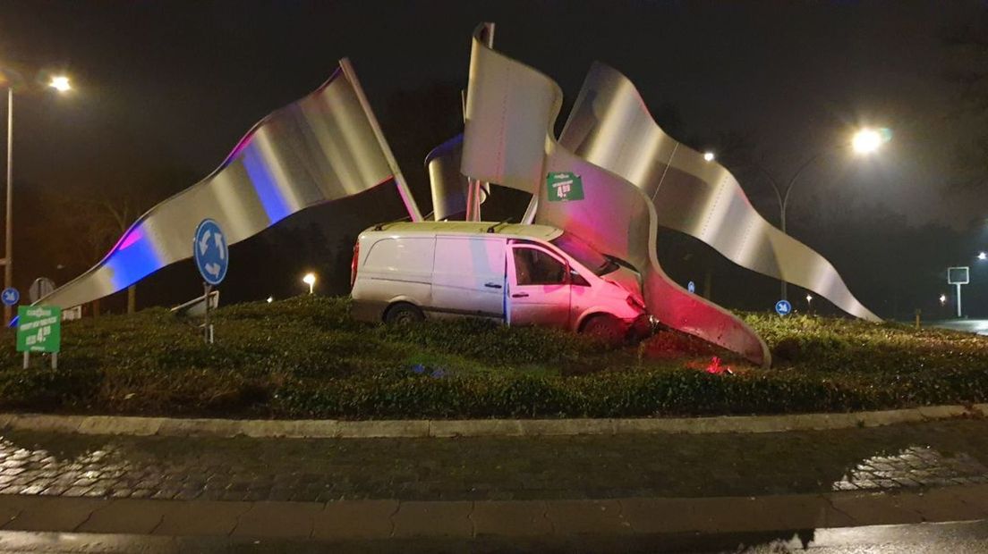 Het busje kwam tot stilstand door het kunstwerk op de rotonde