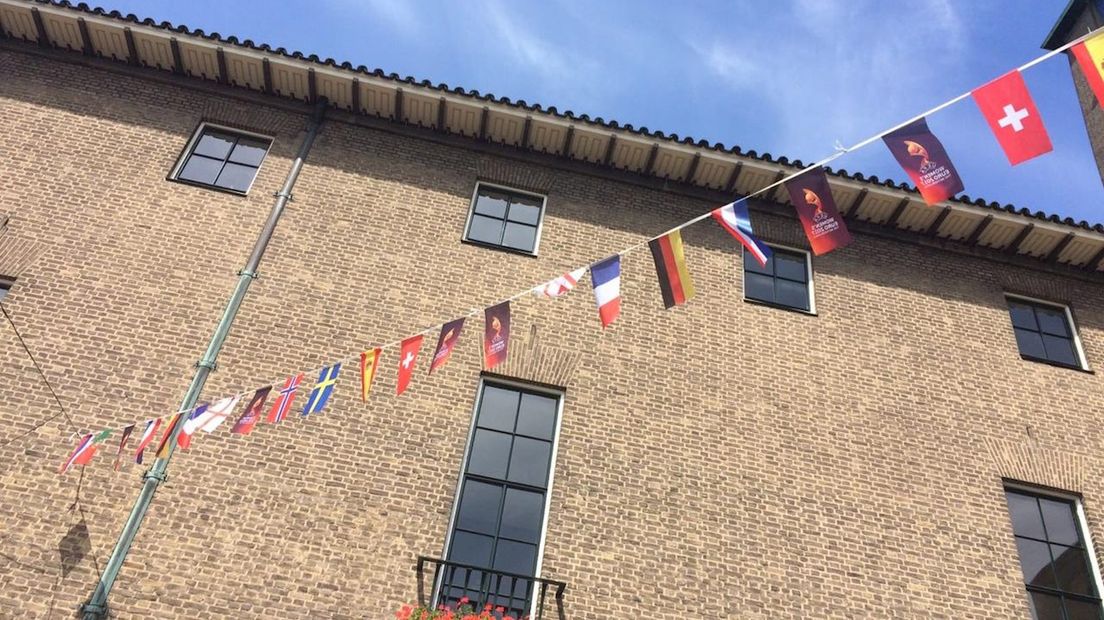 De vlaggen van de EK deelnemers prijken in het straatbeeld van Enschede