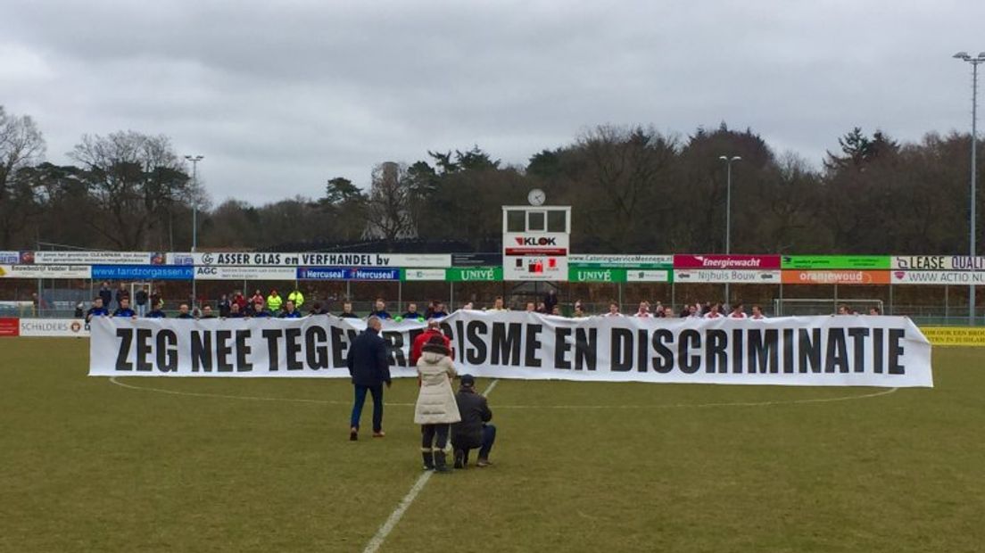 Het spandoek tegen racisme (Rechten: RTV Drenthe/René Posthuma)