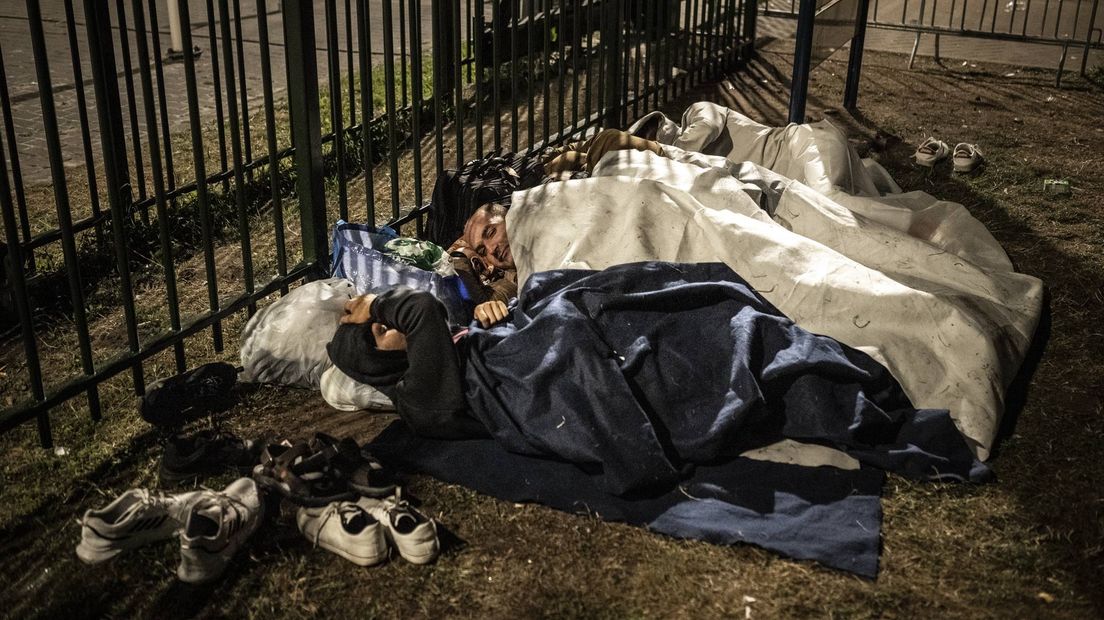 Asielzoekers slapen buiten in Ter Apel