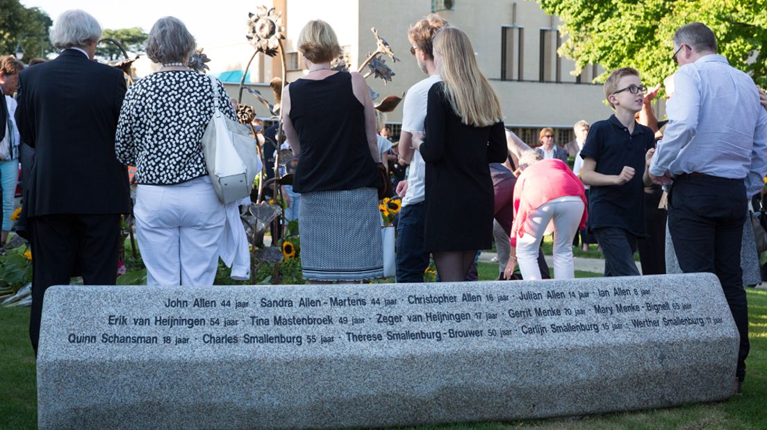 Het monument is voor de 15 inwoners van Hilversum die bij de ramp om het leven kwamen.