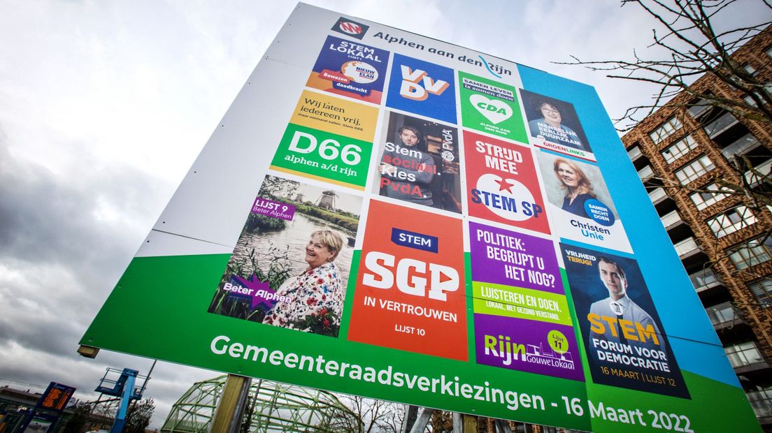 Verschuur (linksonder) op een verkiezingsbord bij het Alphense station