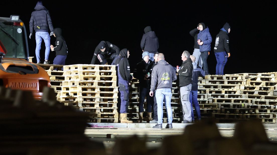 Op het strand van Scheveningen worden pallets gestapeld