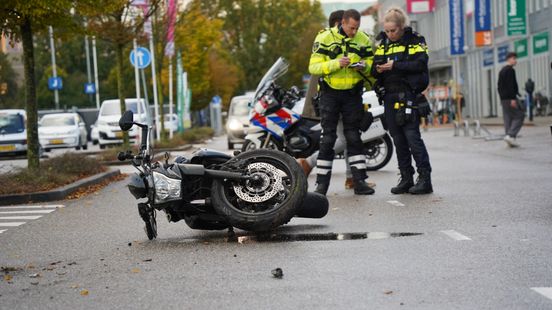 Motorrijder gewond bij aanrijding in Zwolle. Motorrijder gewond bij aanrijding in Zwolle.