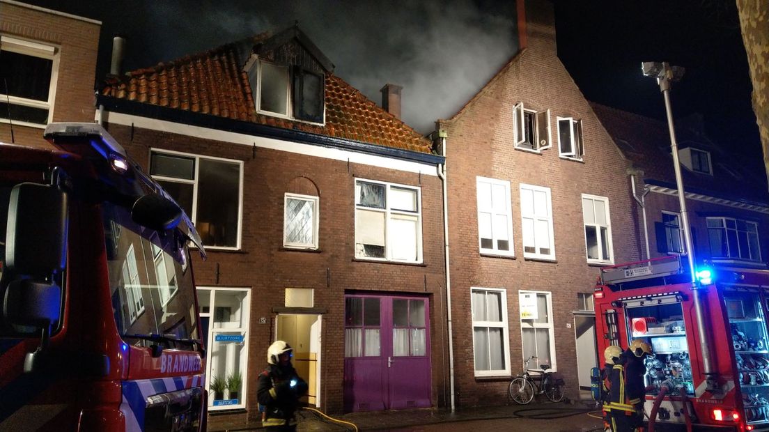 In een huis aan de Graaf Ottosingel in Zutphen heeft afgelopen nacht een grote uitslaande brand gewoed. Er zijn geen gewonden, wel zijn zes bewoners van omliggende panden gecontroleerd door ambulancepersoneel.