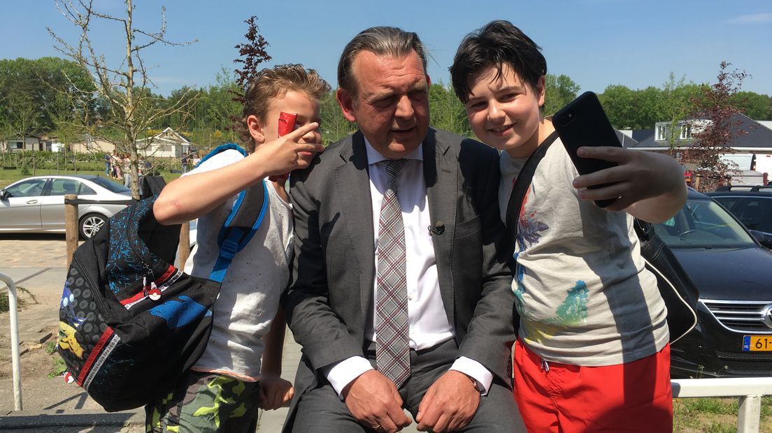 Kinderen in Zeist vinden het bezoek van de Nationale ombudsman een mooie gelegenheid voor een selfie