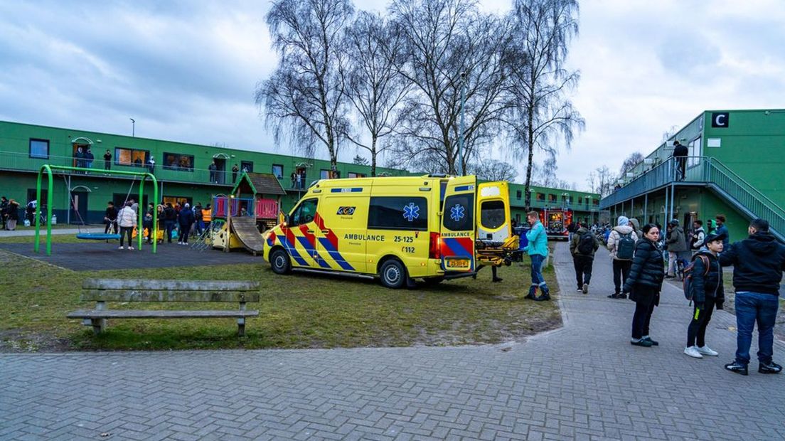 Een ambulance nam een slachtoffer mee vanuit het azc.
