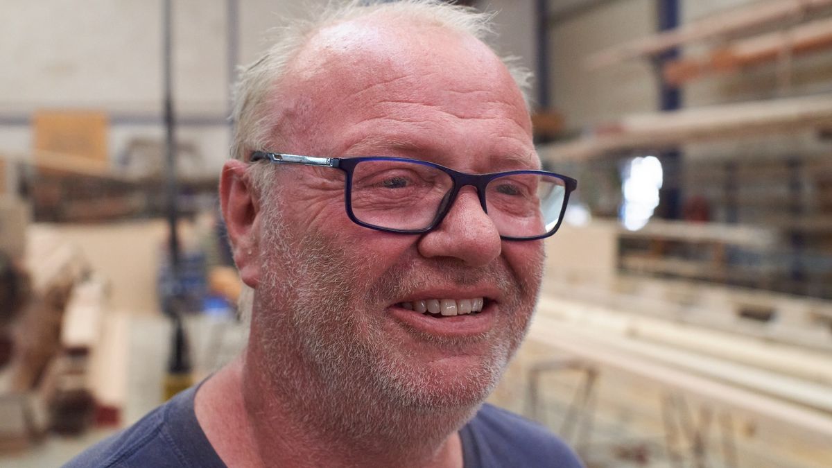 Timmerlieden uit Stavoren maken kunst: een 33 meter lange 'dobber'