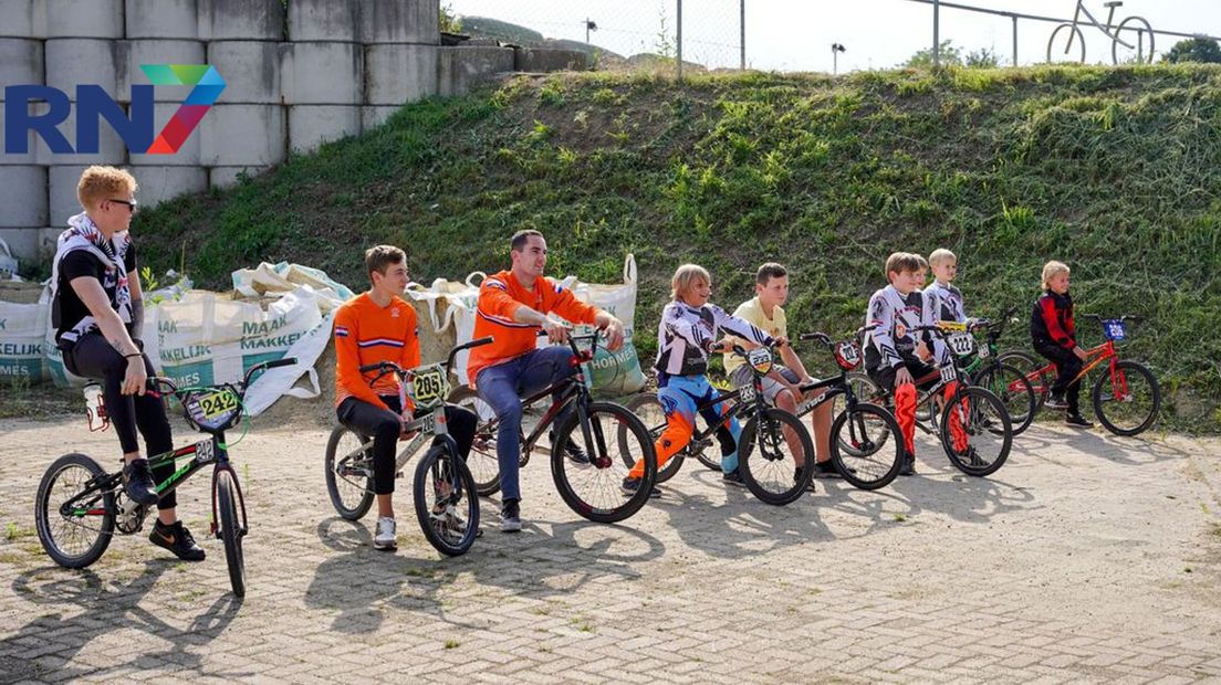 De jonge BMX-ers staan te wachten op Merel Smulders