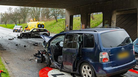 Drie gewonden bij aanrijding | Dordtenaar overleden na ongeluk. Drie gewonden bij aanrijding | Dordtenaar overleden na ongeluk.