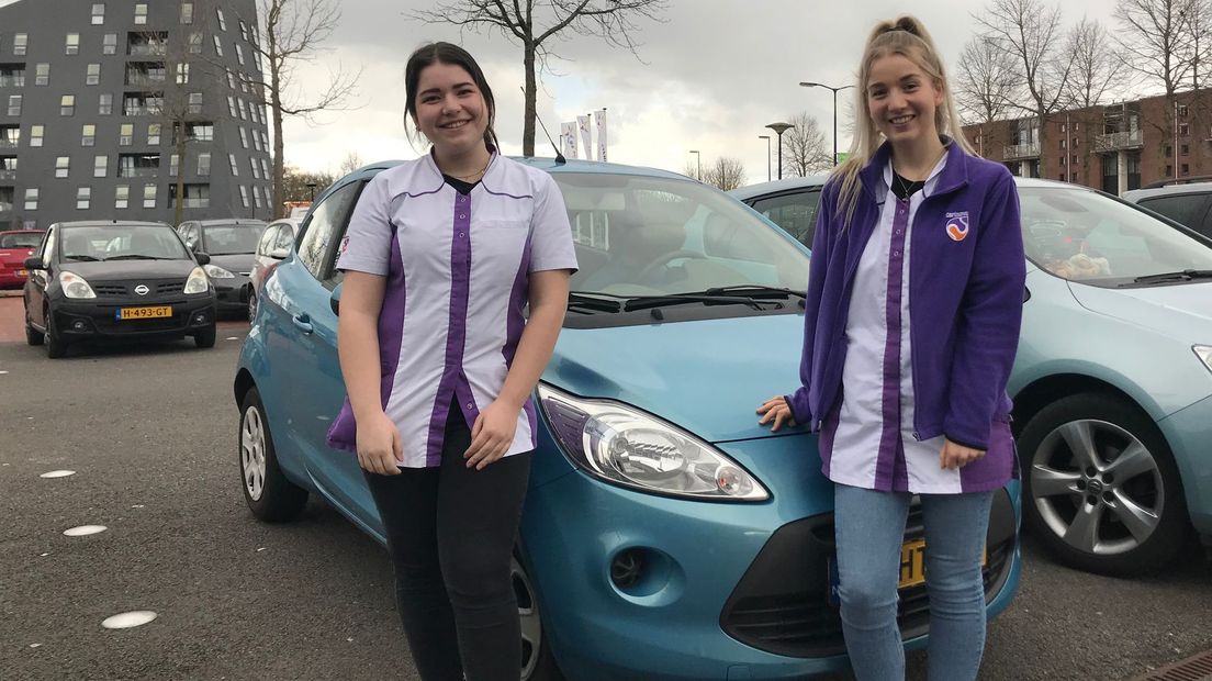 Wijkverpleegkundige |Manon Tuitert (r) en stagiaire Asli Özel