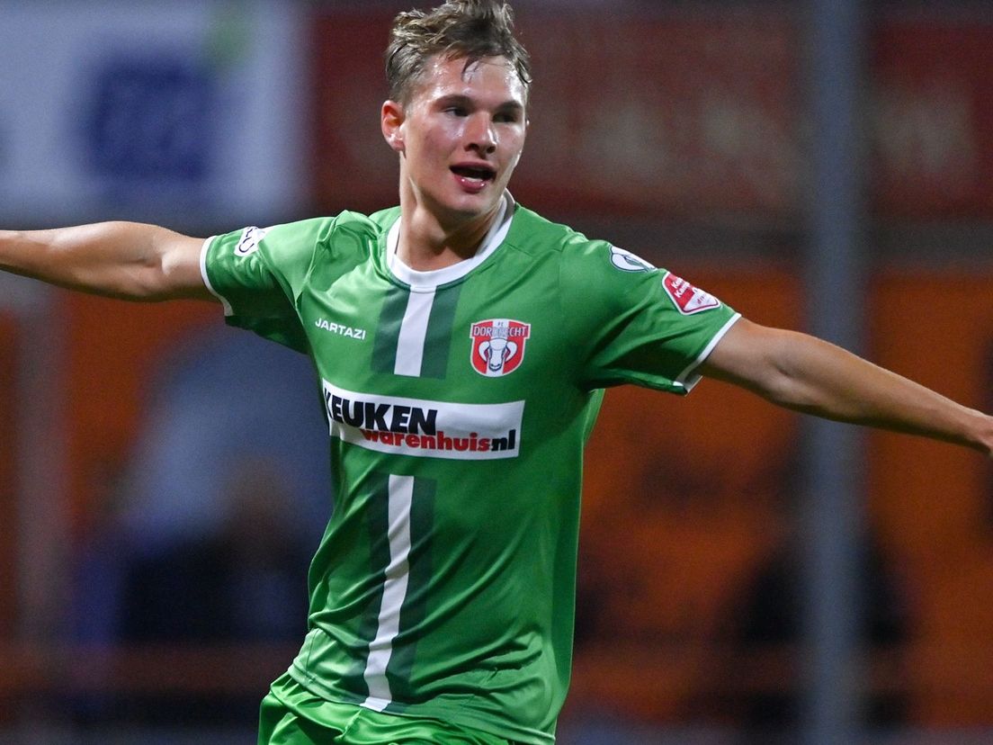 Mathis Suray viert zijn eerste doelpunt voor FC Dordrecht tegen FC Volendam