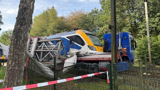 Trein met ongeveer 150 reizigers botst op vrachtwagen, chauffeur gewond