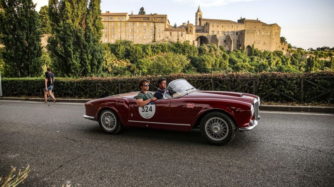 Een Lancia Aurelia B24 Spider America tijdens een historische rally Italië, in 2021.