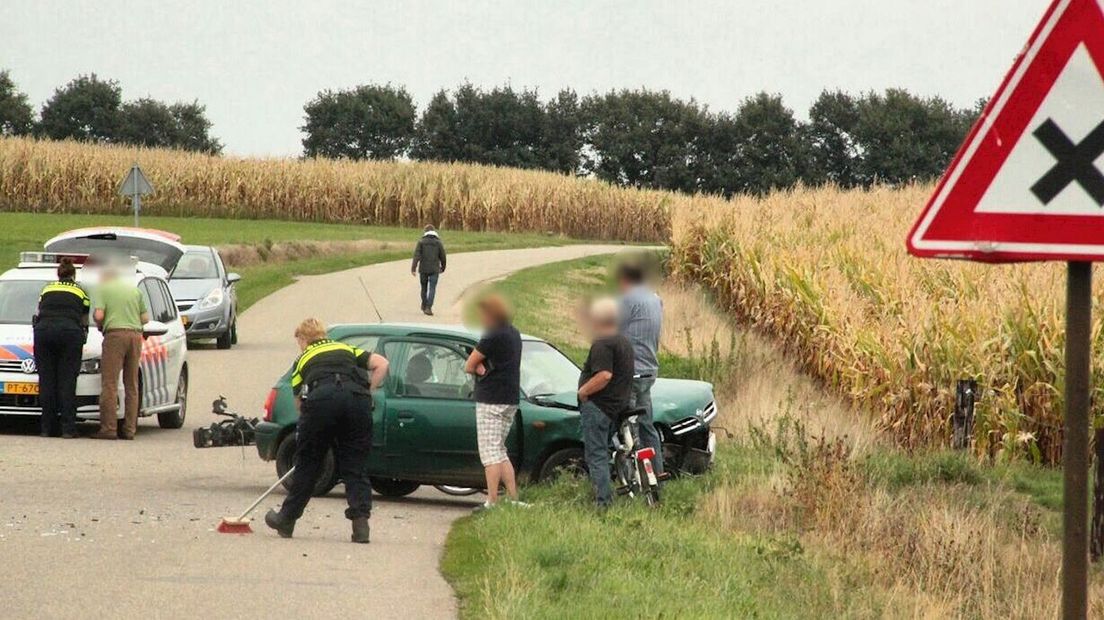 De weg wordt schoongeveegd