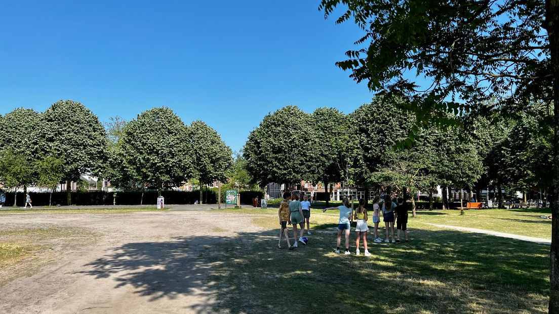 Spelende kinderen in het Griftpark zoeken de schaduw op