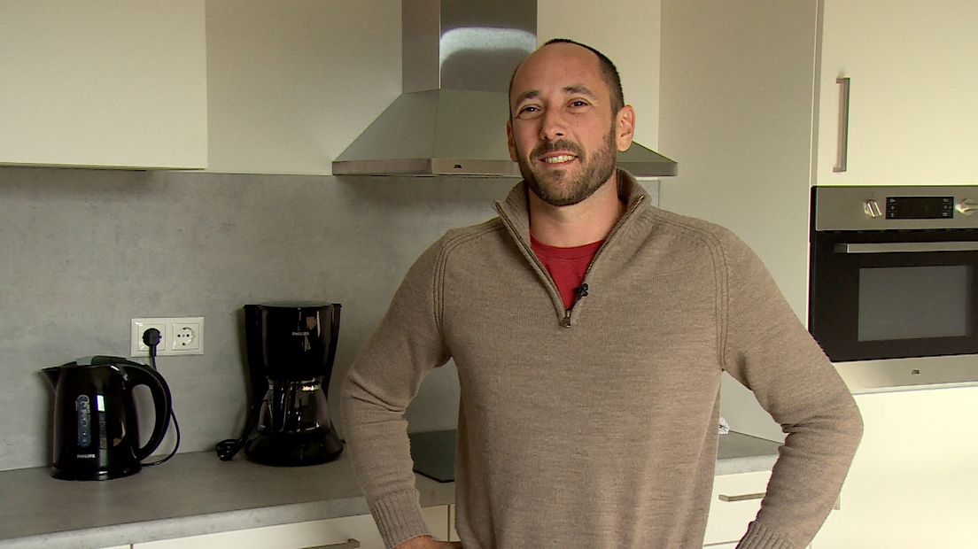 Mario woont tijdelijk in een tiny house in Terneuzen