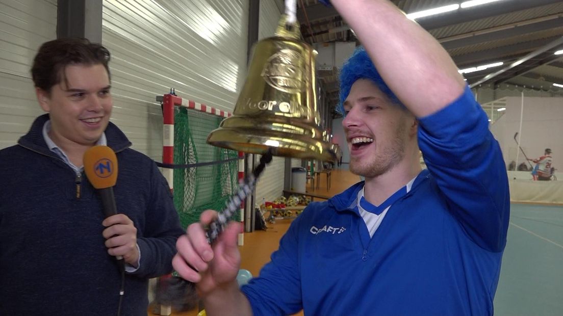 RTV Noord-verslaggever Stefan Bleeker zet Lycurgus-libero Steven Ottevanger in het zonnetje.