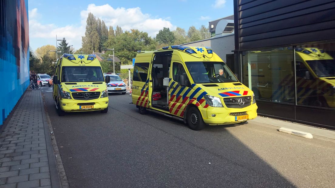 Ambulances bij zwembad Omnium in Goes na aantreffen levenloos jongetje