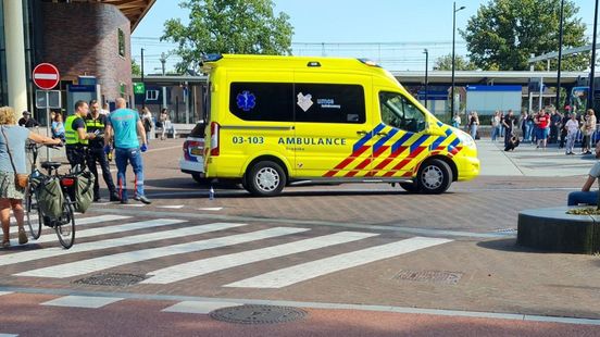 Aanrijding op Stationsplein Assen zorgt voor oponthoud bussen. Aanrijding op Stationsplein Assen zorgt voor oponthoud bussen.