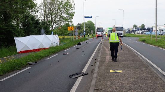 Auto twee keer betrokken bij ongeluk • bestelbus botst op vrachtwagen. Auto twee keer betrokken bij ongeluk • bestelbus botst op vrachtwagen.
