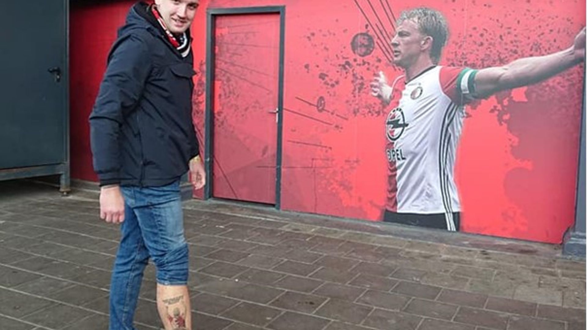 Damian met zijn Dirk Kuyt-tatoeage bij een foto van zijn Feyenoord-held