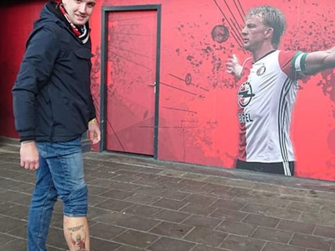 Damian met zijn Dirk Kuyt-tatoeage bij een foto van zijn Feyenoord-held