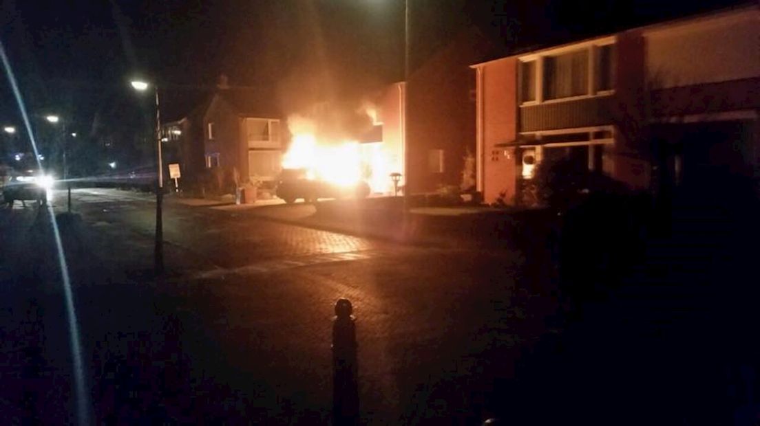 Auto stond in lichterlaaie bij aankomst brandweer