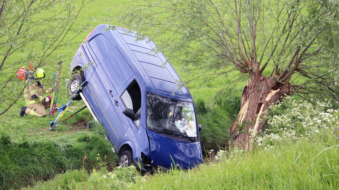 Auto rijdt van de weg en tegen een boom bij Poortvliet