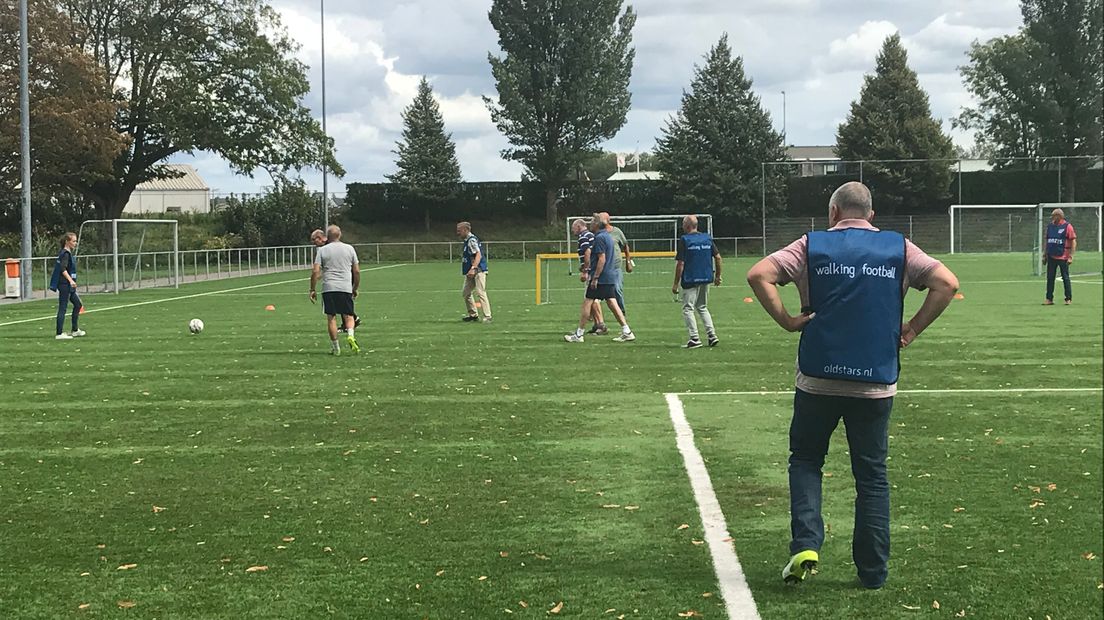 Zestigplussers proberen lopend voetballen uit