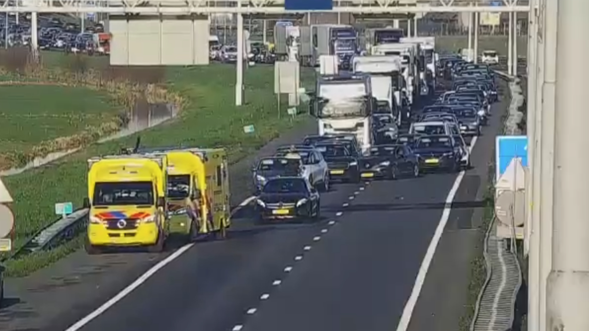 De weg was vanwege het ongeval afgesloten vlak voor knooppunt Gorinchem en dat zorgde voor enorme vertraging.