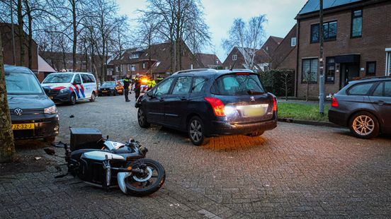 Scooterrijder gewond na botsing met auto. Scooterrijder gewond na botsing met auto.