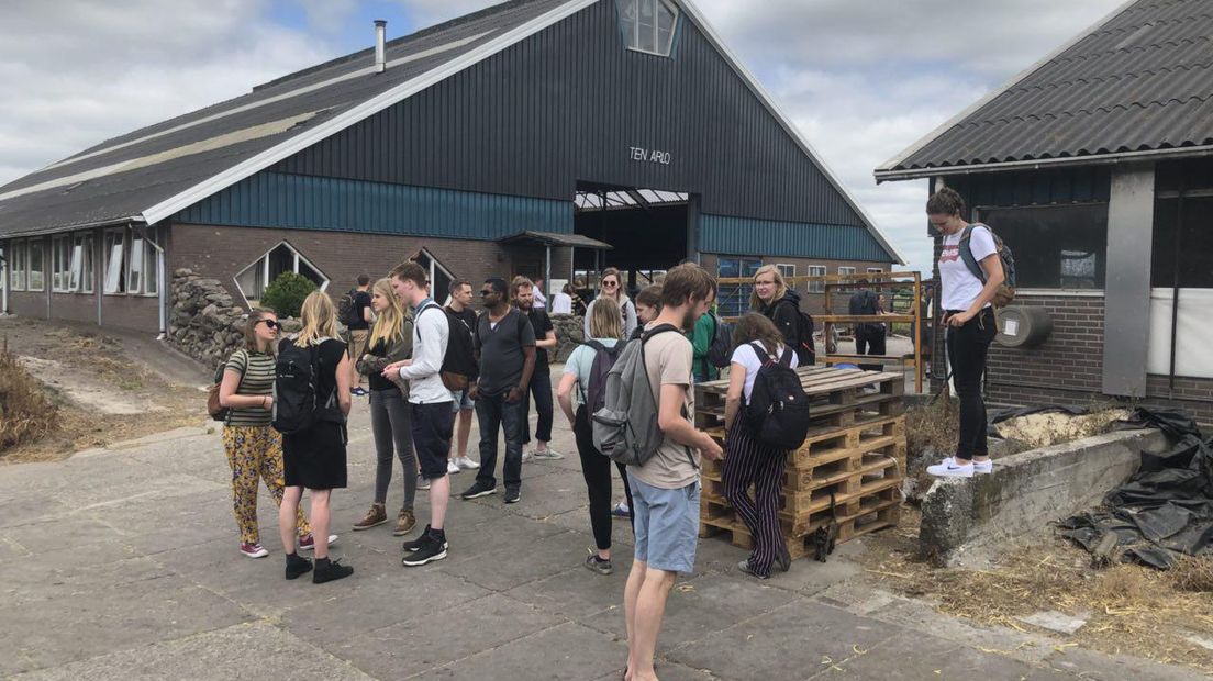 De studenten bezoeken voor hun onderzoek een boerderij vlak bij de waterstofwijk (Rechten: RTV Drenthe/Petra Wijnsema)