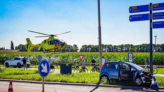 Meerdere gewonden bij zwaar ongeluk in Angerlo. Meerdere gewonden bij zwaar ongeluk in Angerlo.